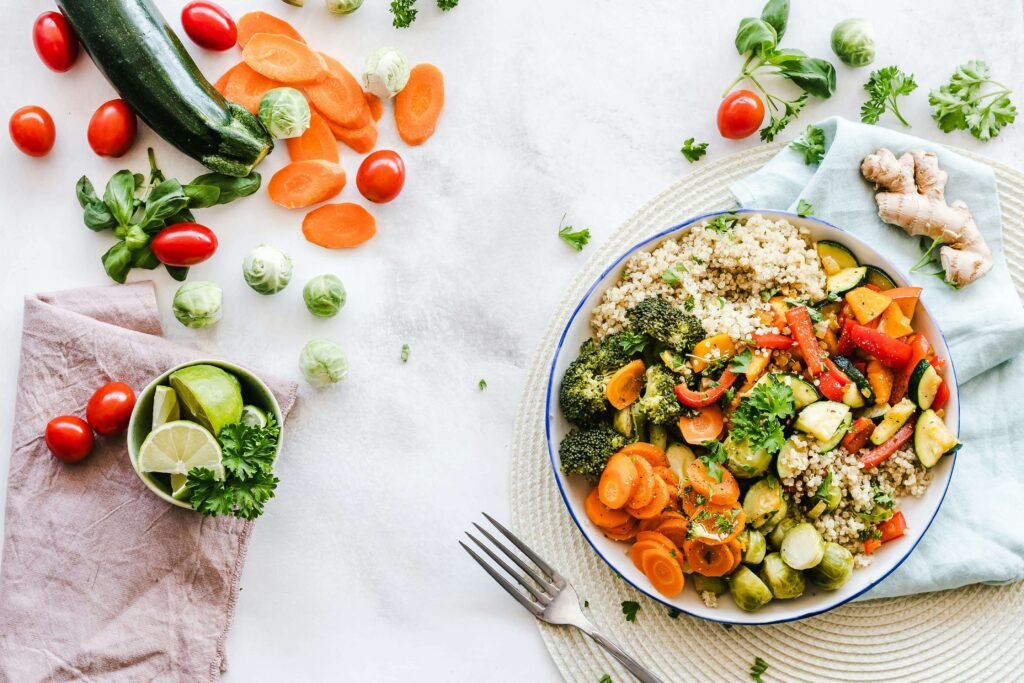 plato de ensalada y frutas